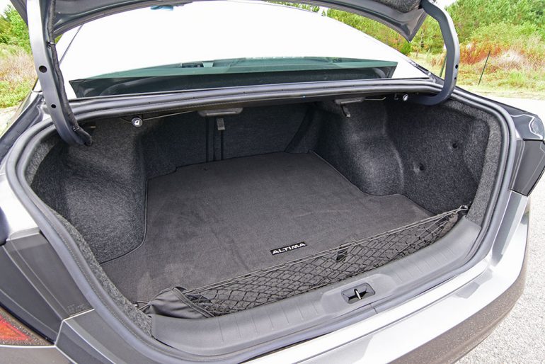 2019 nissan altima sv trunk